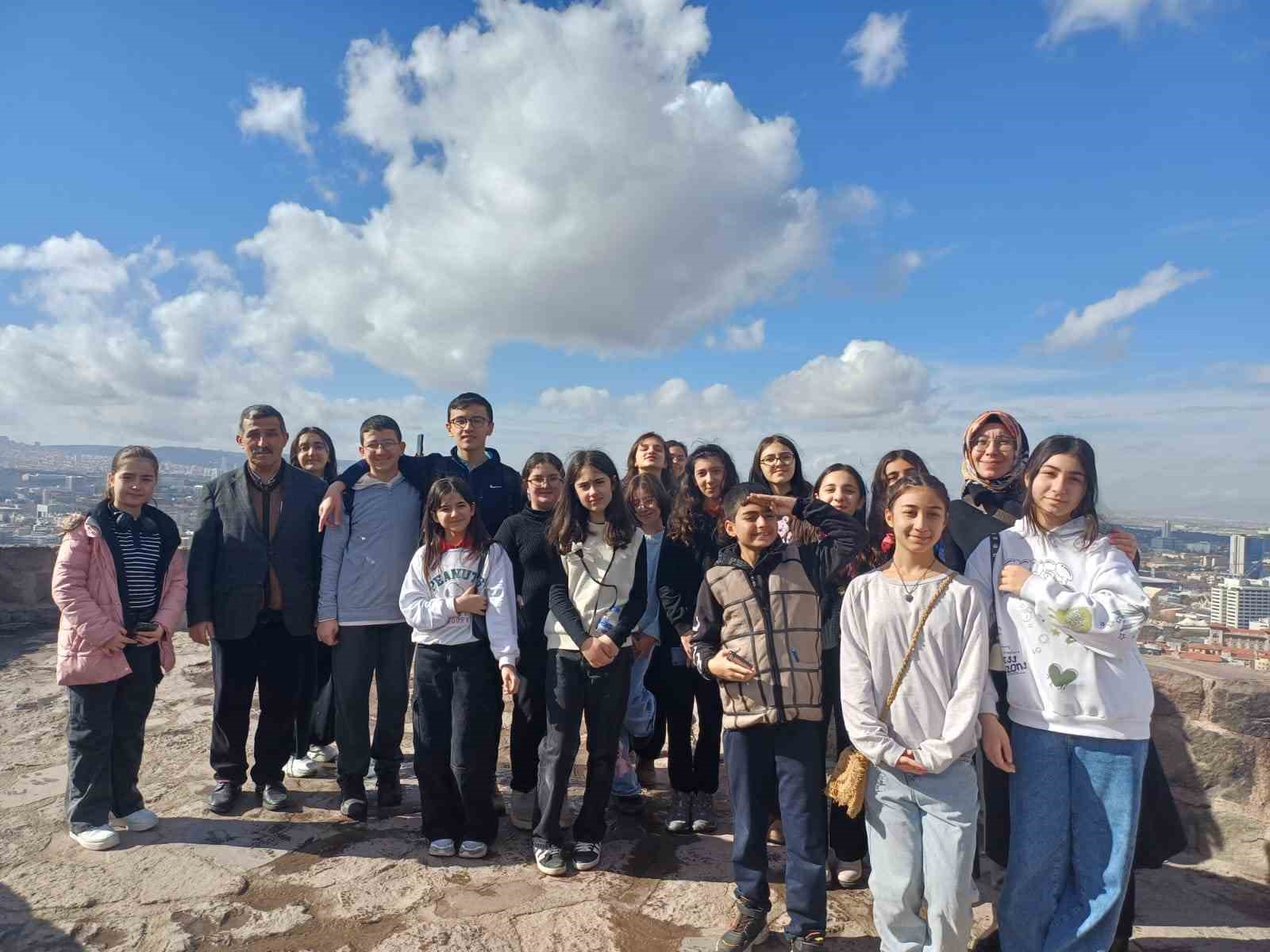 Ortaokul öğrencilerinin 2,5 yıllık emekle hazırladığı kitap ve dergi yayımlandı