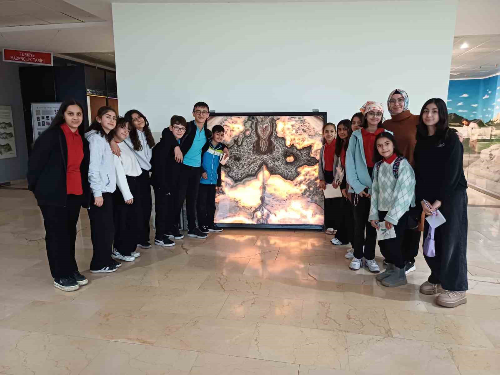 Ortaokul öğrencilerinin 2,5 yıllık emekle hazırladığı kitap ve dergi yayımlandı