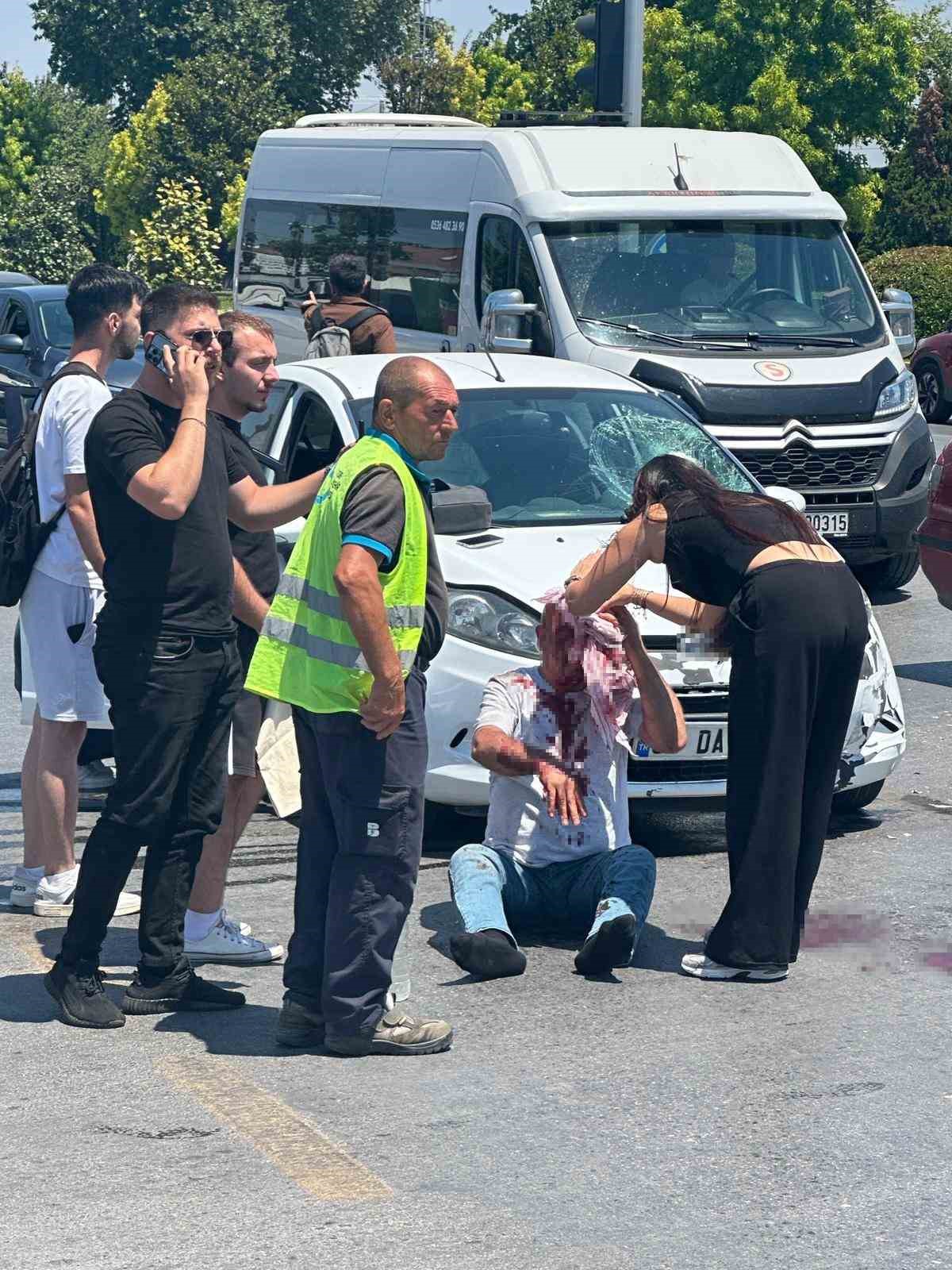 Balıkesir’de otomobil motosiklete çarptı: 1 yaralı