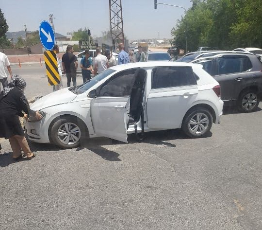 İki otomobilin çarpıştığı kazada 1 kişi yaralandı