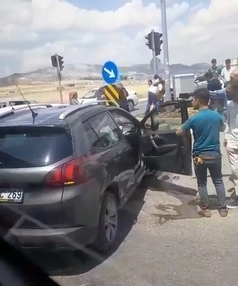 İki otomobilin çarpıştığı kazada 1 kişi yaralandı