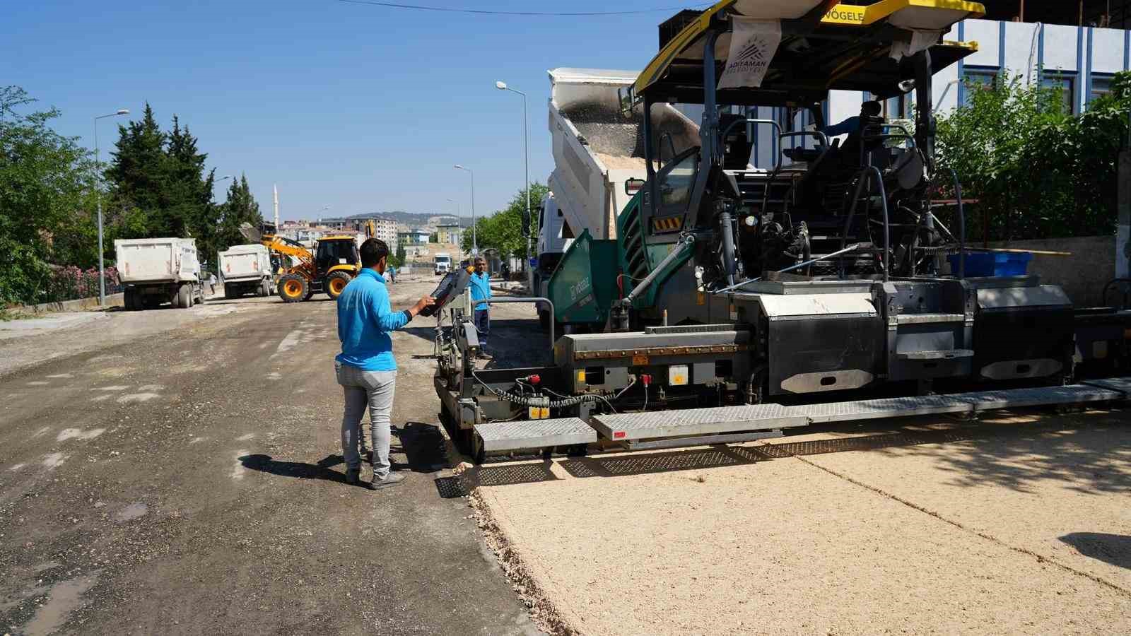 Adıyaman’da altyapısı tamamlanan yollar asfaltla buluşuyor