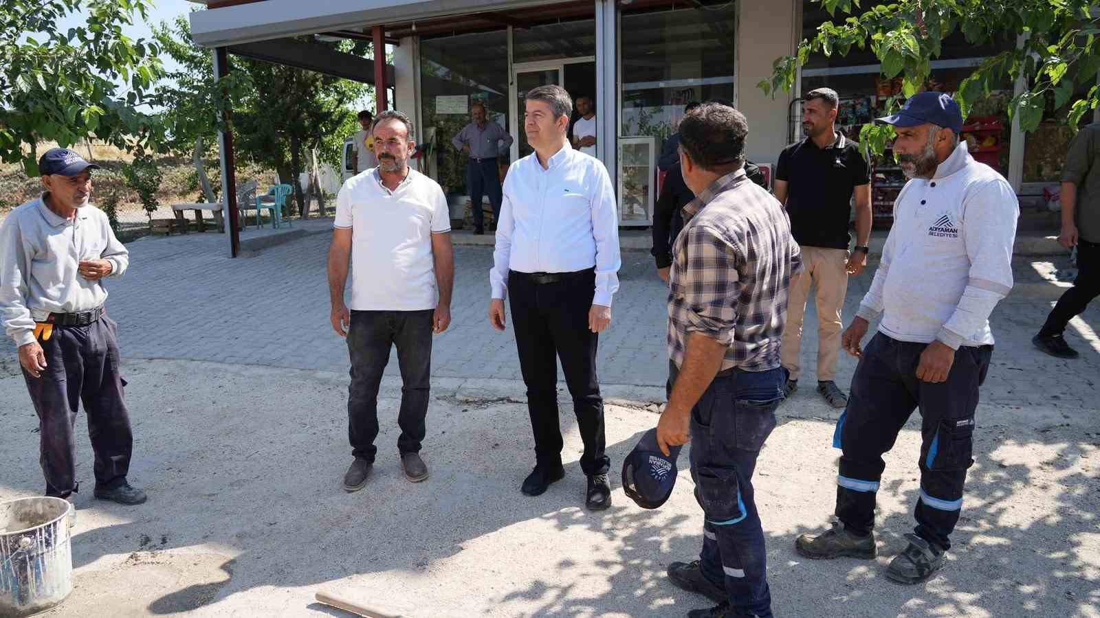 Adıyaman’da altyapısı tamamlanan yollar asfaltla buluşuyor