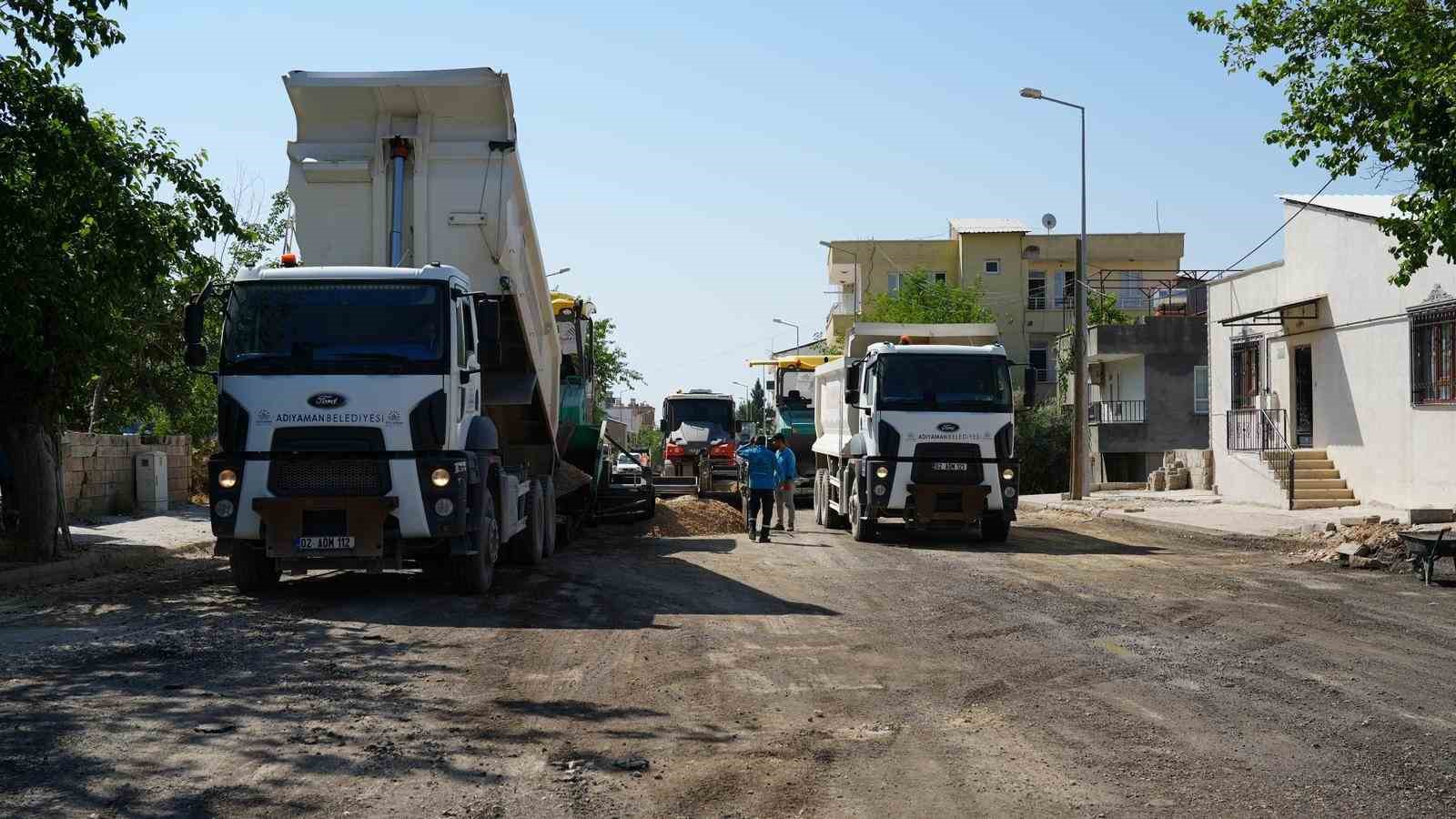 Adıyaman’da altyapısı tamamlanan yollar asfaltla buluşuyor