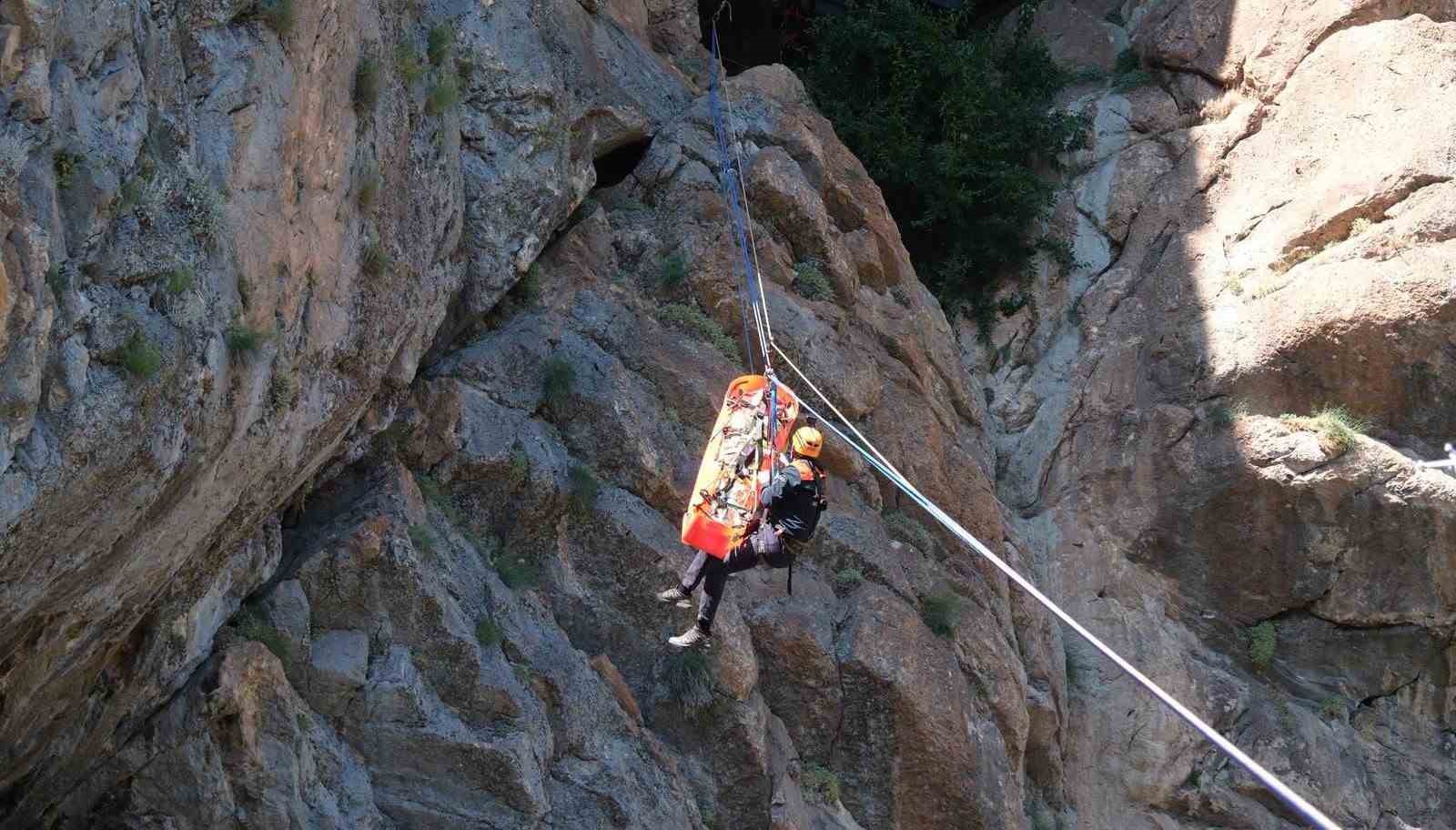 Mağarada gerçeğini aratmayan tatbikat