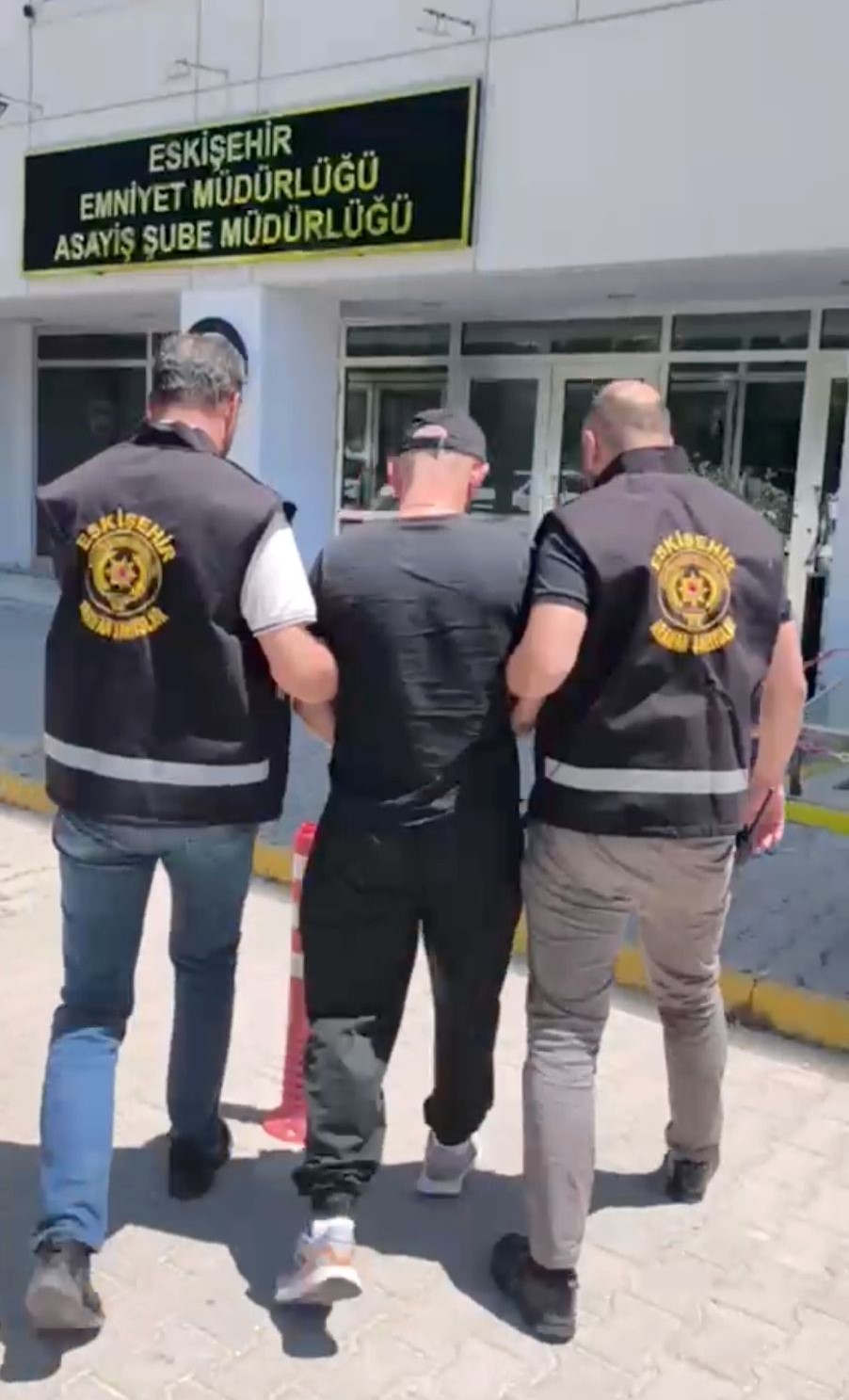 Eskişehir’de cinayet hükümlüsü 2 firari, polis ekiplerince yakalandı