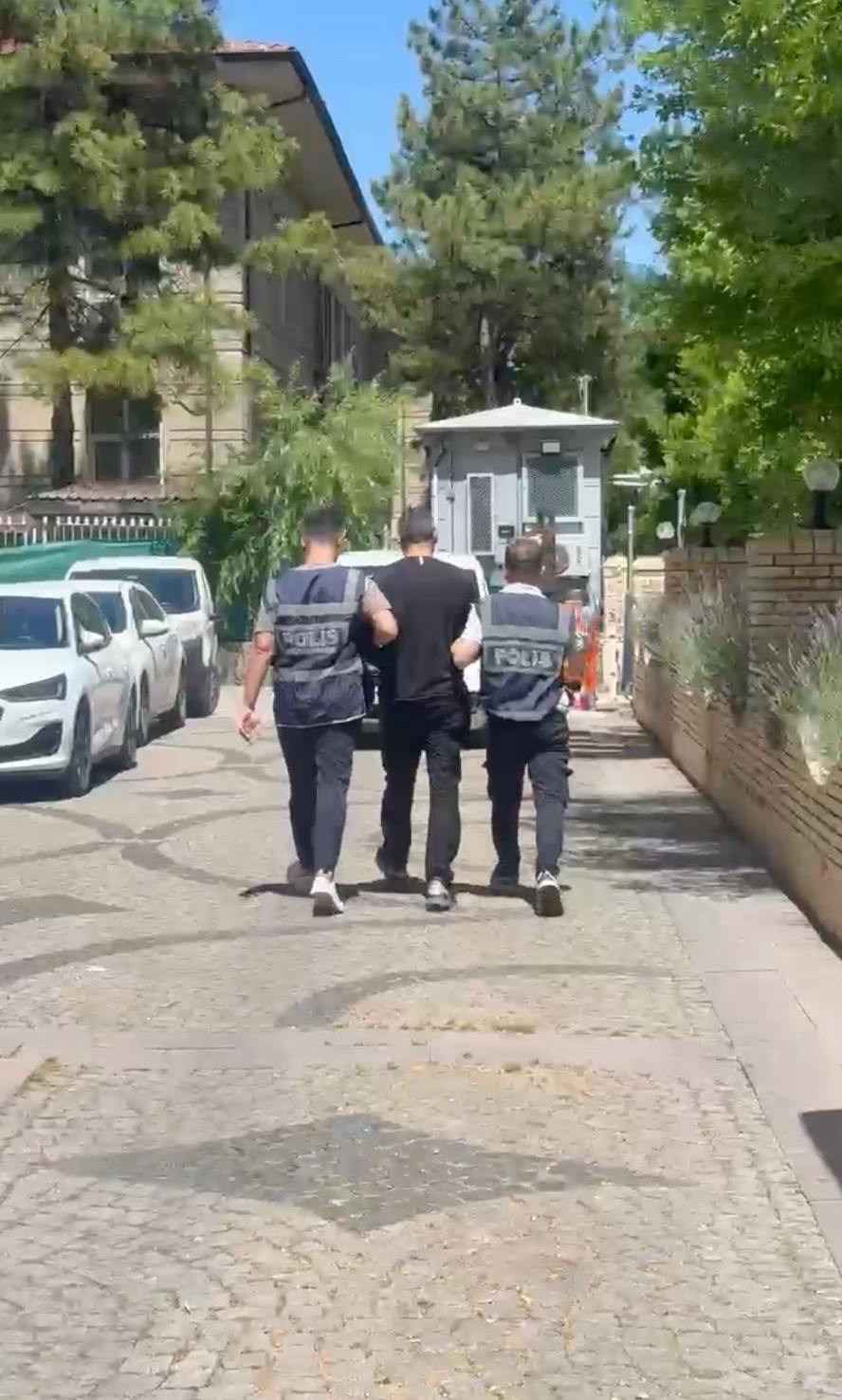 Eskişehir’de cinayet hükümlüsü 2 firari, polis ekiplerince yakalandı