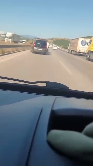 Otobanda kaza kamerada, kıl payıyla kazadan kurtuldu