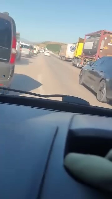 Otobanda kaza kamerada, kıl payıyla kazadan kurtuldu