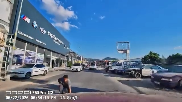 Yola düşürdüğü eşyayı almak isterken saniyelerle ölümden kurtuldu