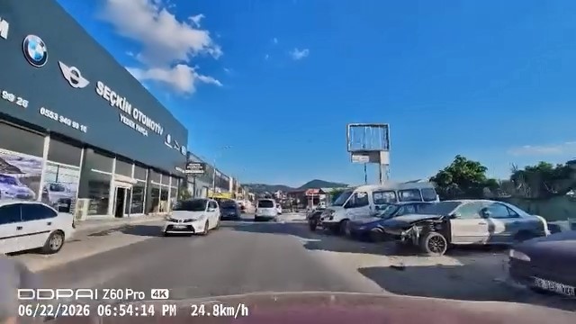 Yola düşürdüğü eşyayı almak isterken saniyelerle ölümden kurtuldu