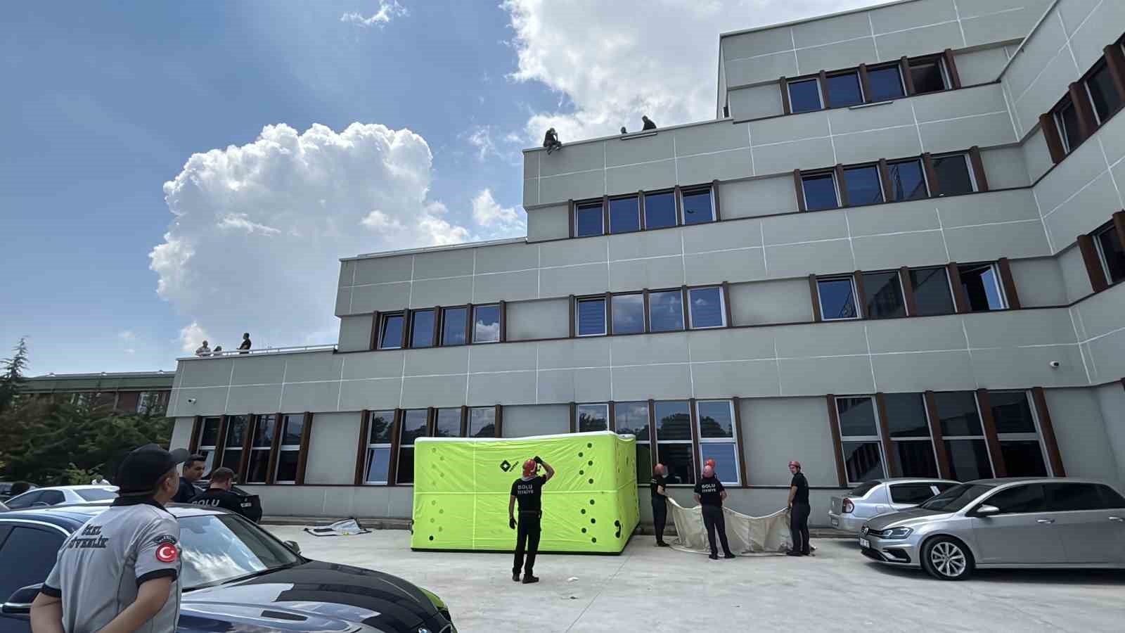 Bolu’da 2 milyon liralık salep cezasına isyan edip çatıya çıktı