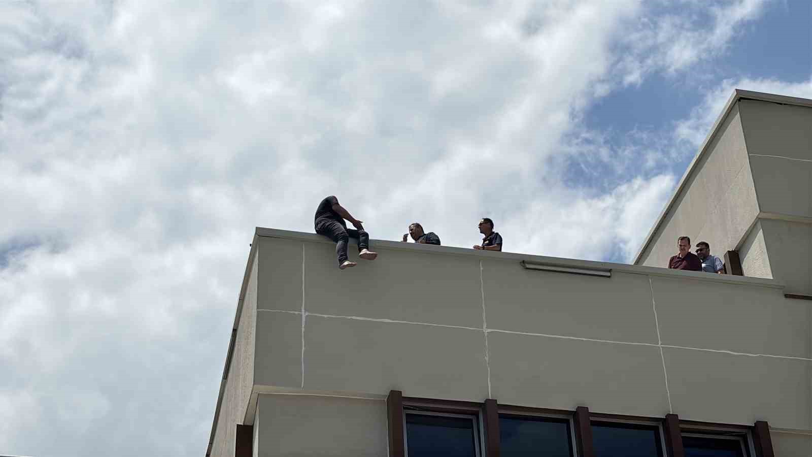 Bolu’da 2 milyon liralık salep cezasına isyan edip çatıya çıktı