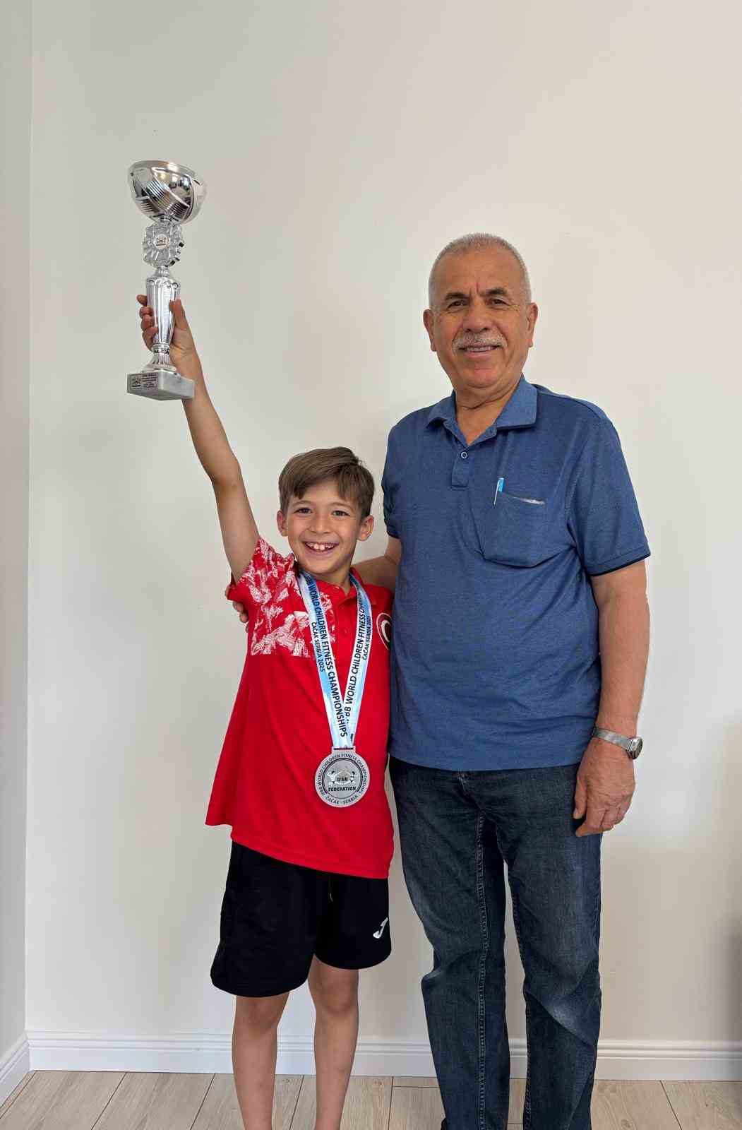 8 yaşında şampiyon, 10 yaşında yazar oldu