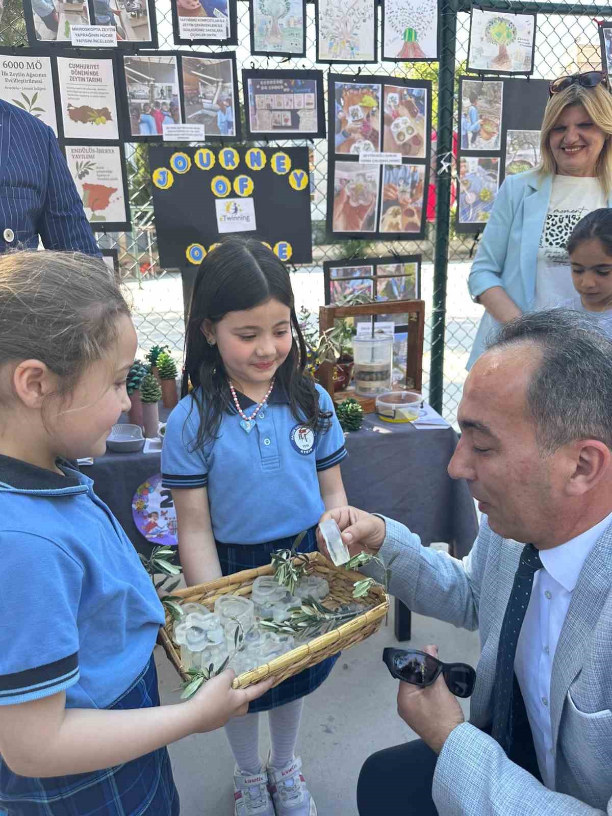 İlkokul öğrencileri zeytinin yolculuğunu sergiyle anlattı
