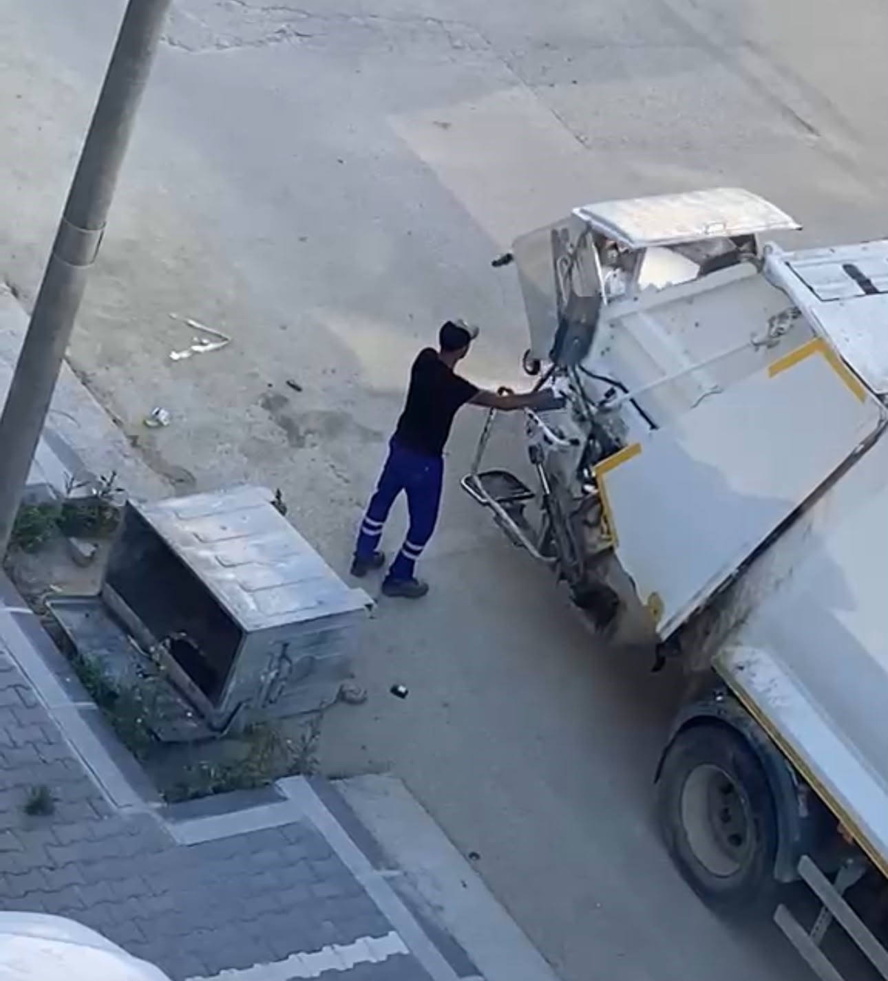 Edirne’de devrilen çöp konteyneri günlerdir kaldırılmadı
