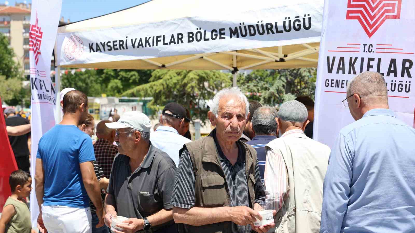 Kırşehir’de aşure almak isteyenler uzun kuyruklar oluşturdu