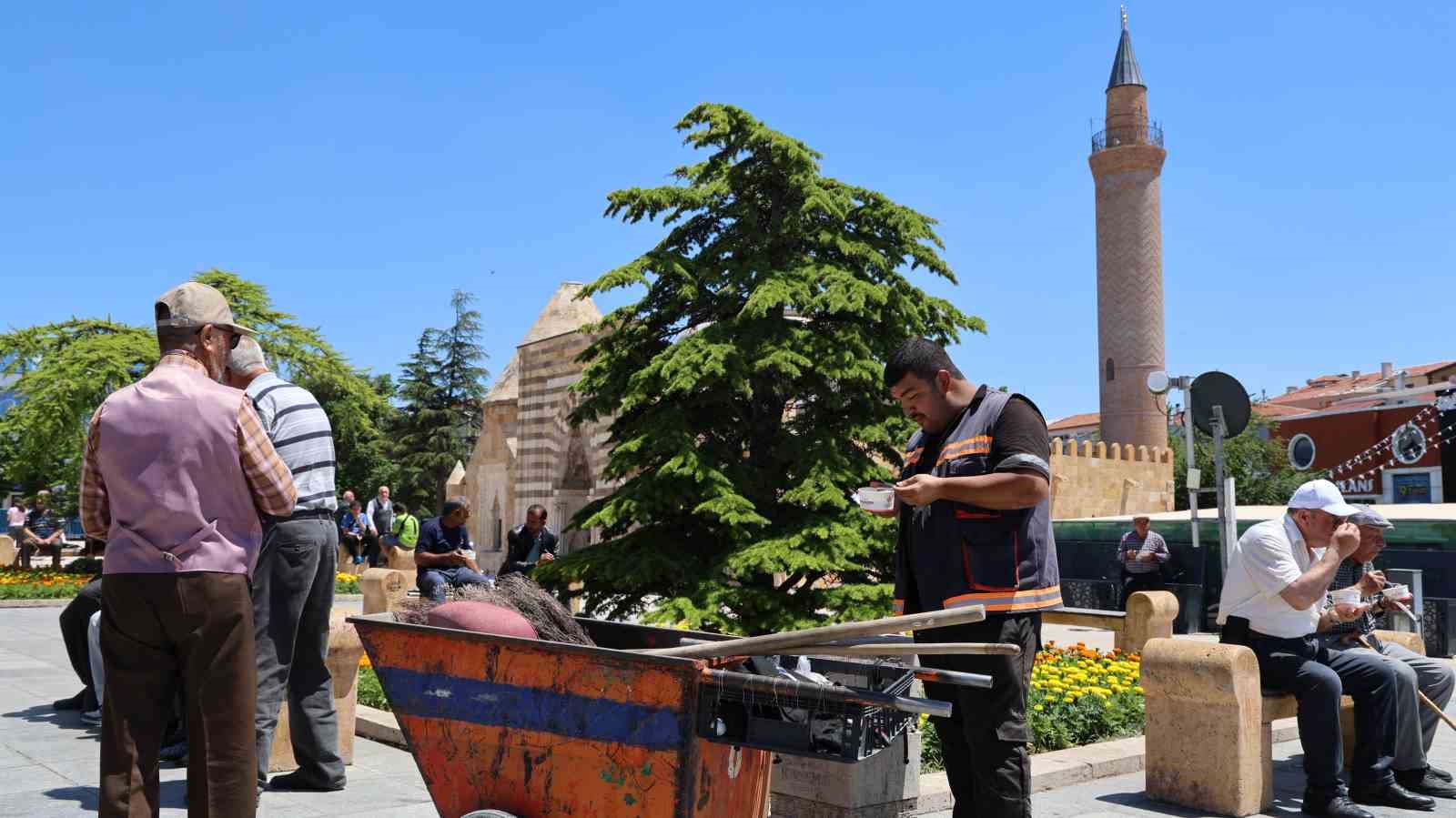 Kırşehir’de aşure almak isteyenler uzun kuyruklar oluşturdu