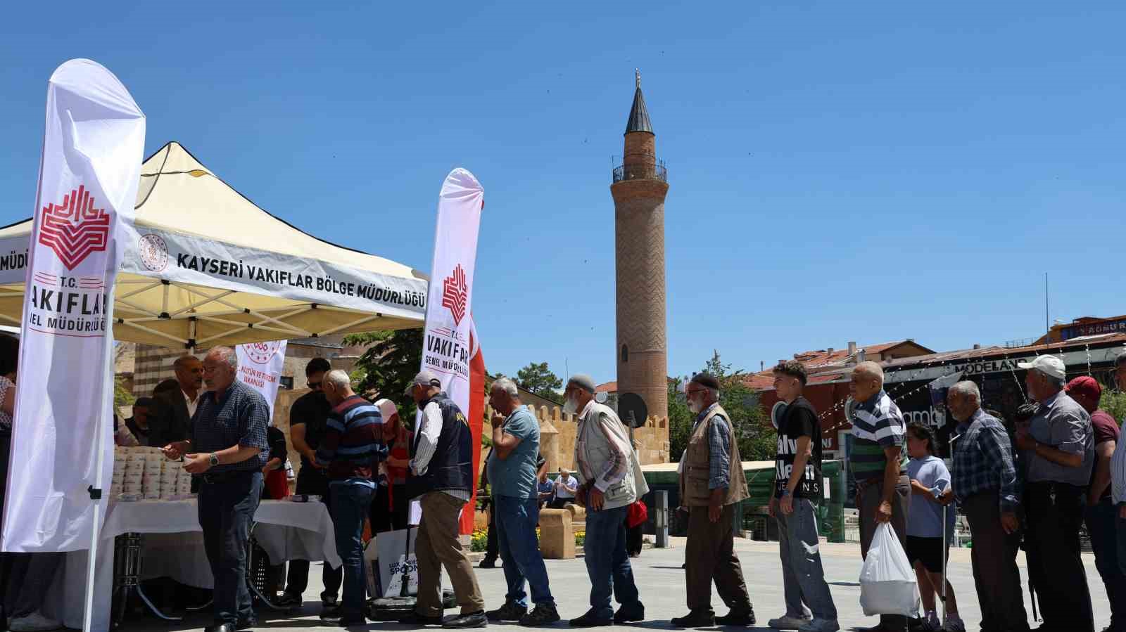 Kırşehir’de aşure almak isteyenler uzun kuyruklar oluşturdu