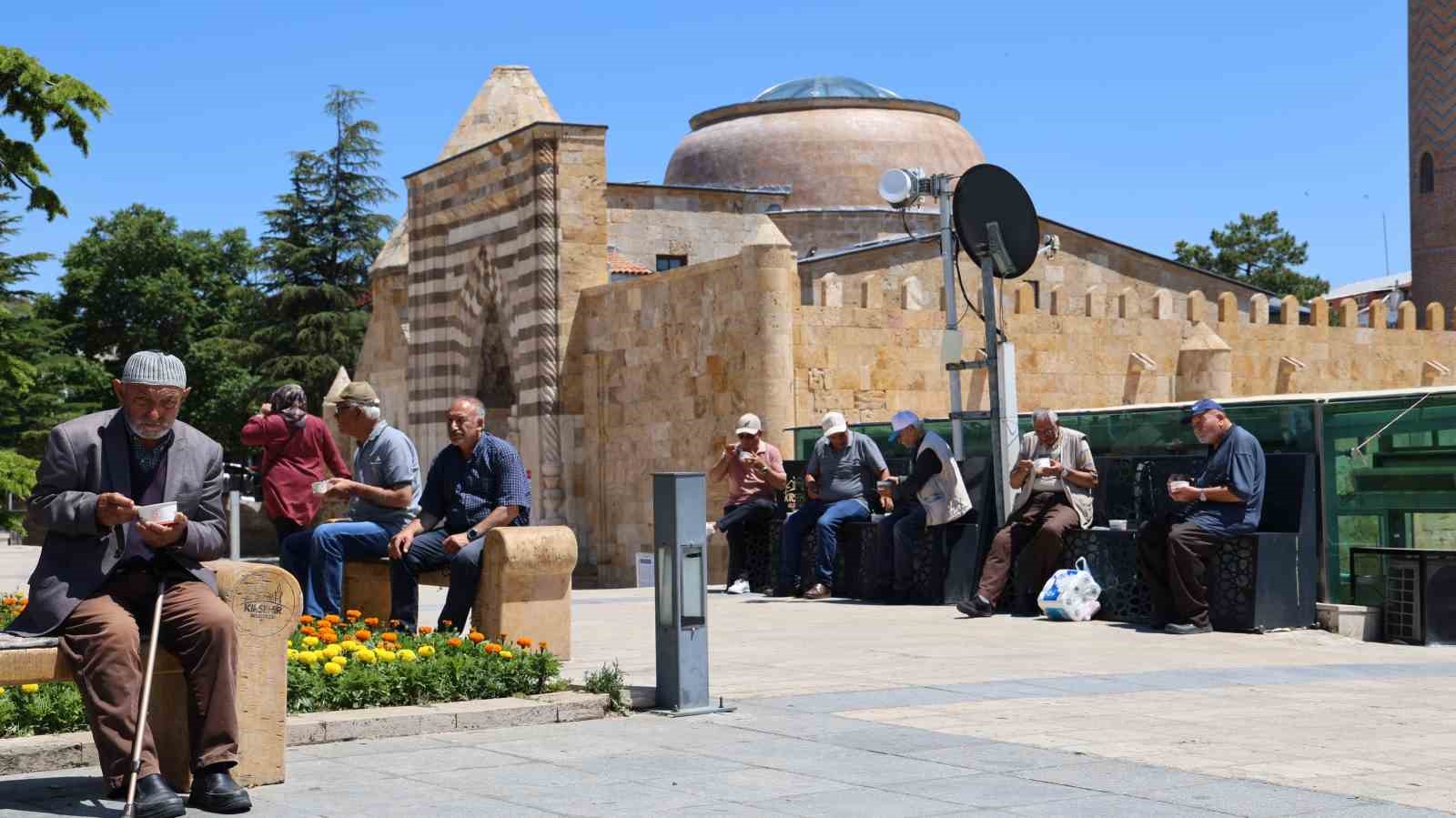 Kırşehir’de aşure almak isteyenler uzun kuyruklar oluşturdu