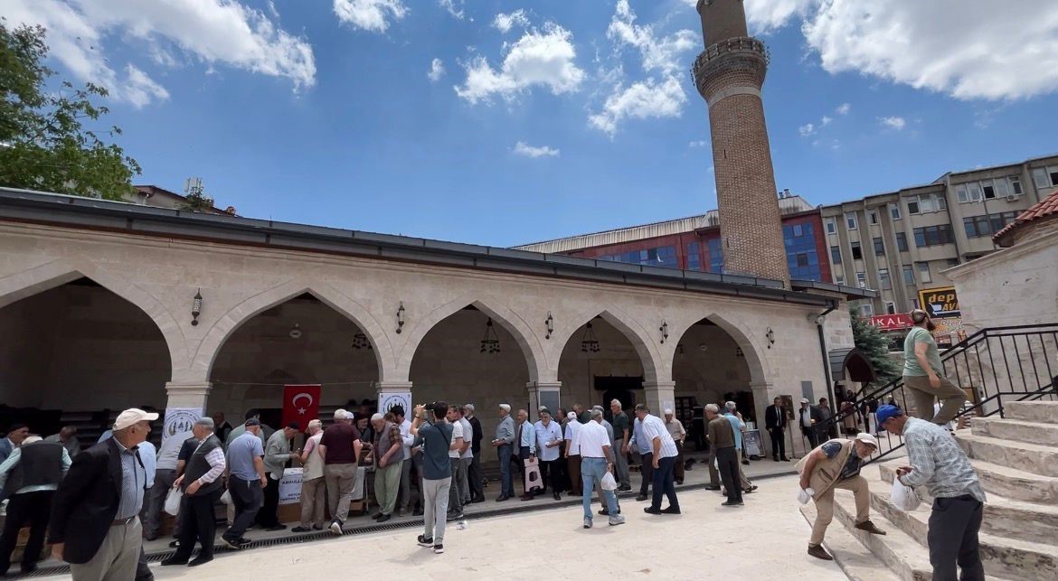 Sivas’ta cami cemaatine aşure ikram edildi