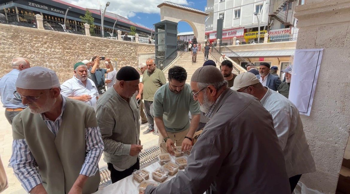 Sivas’ta cami cemaatine aşure ikram edildi