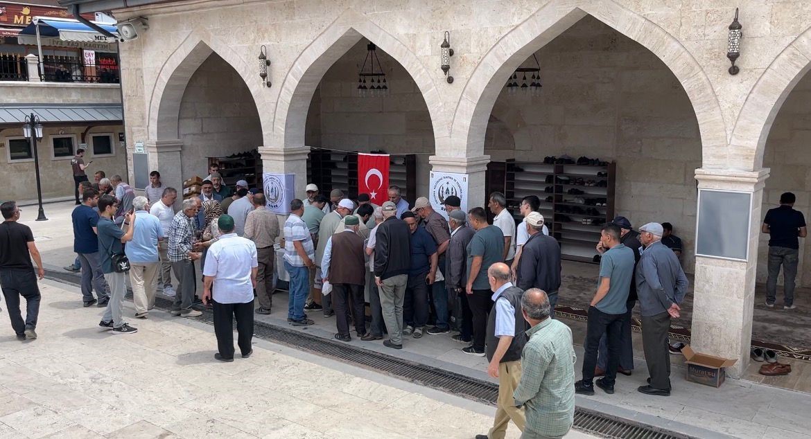 Sivas’ta cami cemaatine aşure ikram edildi