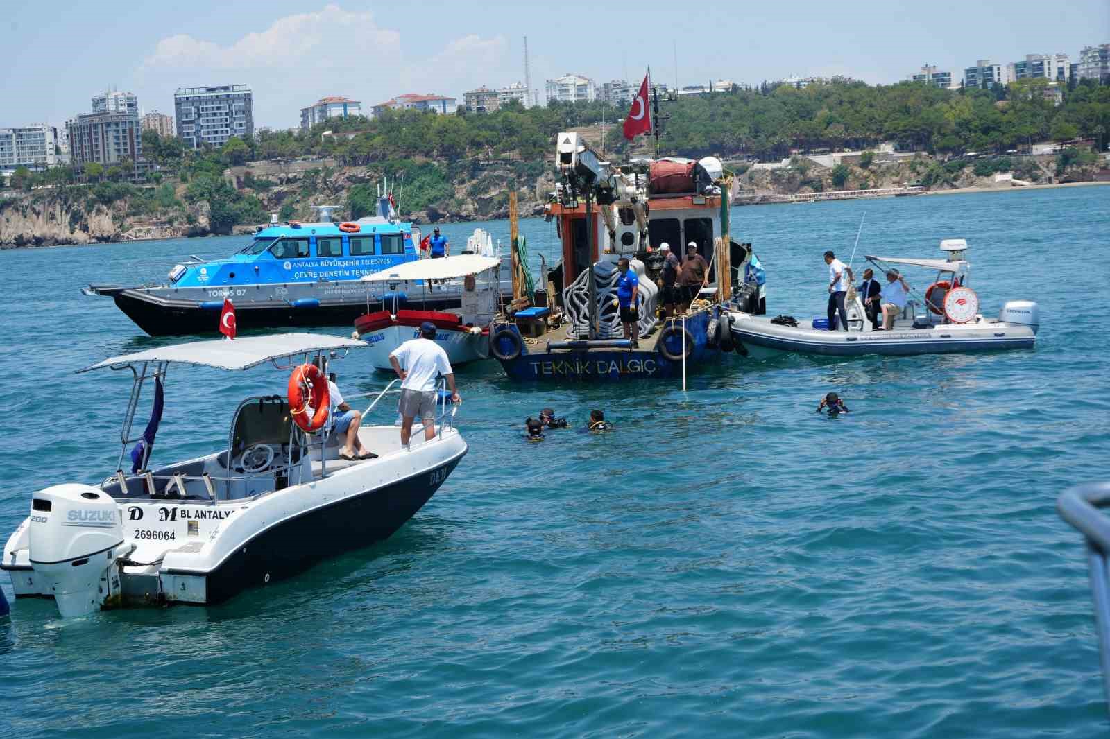 Antalya’da 3D yazıcıyla üretilen yapay resifler denizle buluştu