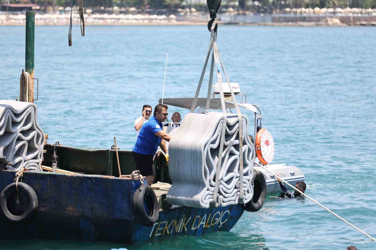 Antalya’da 3D yazıcıyla üretilen yapay resifler denizle buluştu