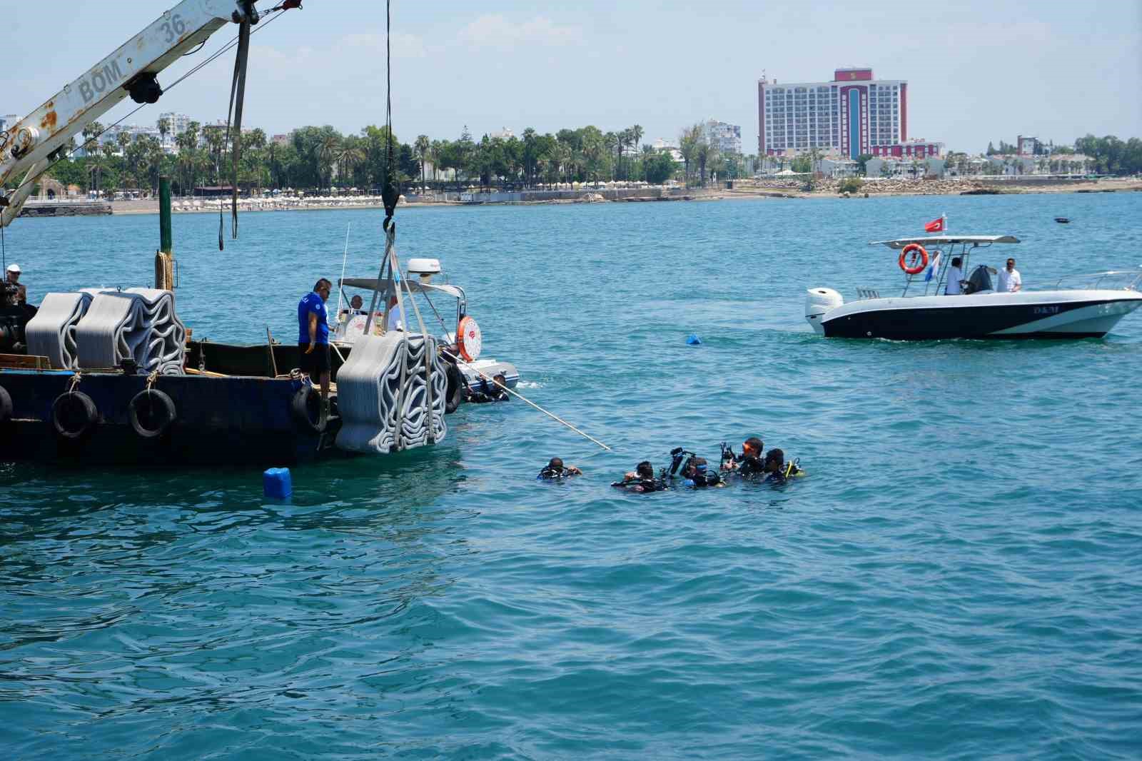 Antalya’da 3D yazıcıyla üretilen yapay resifler denizle buluştu