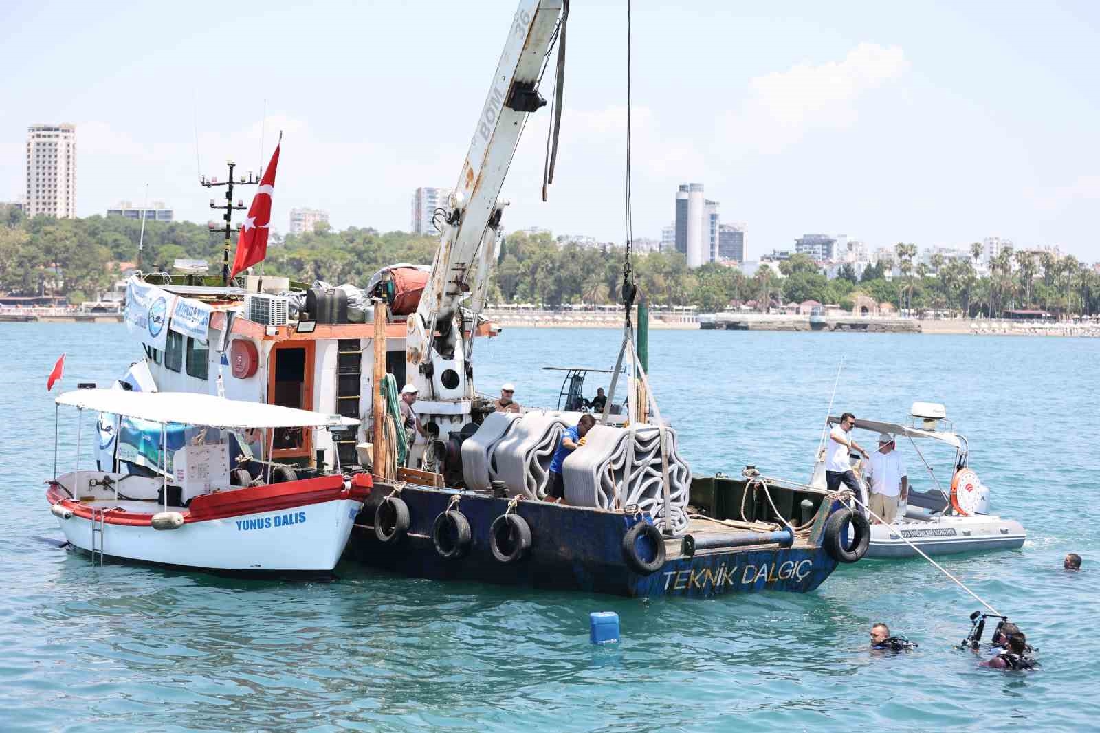 Antalya’da 3D yazıcıyla üretilen yapay resifler denizle buluştu