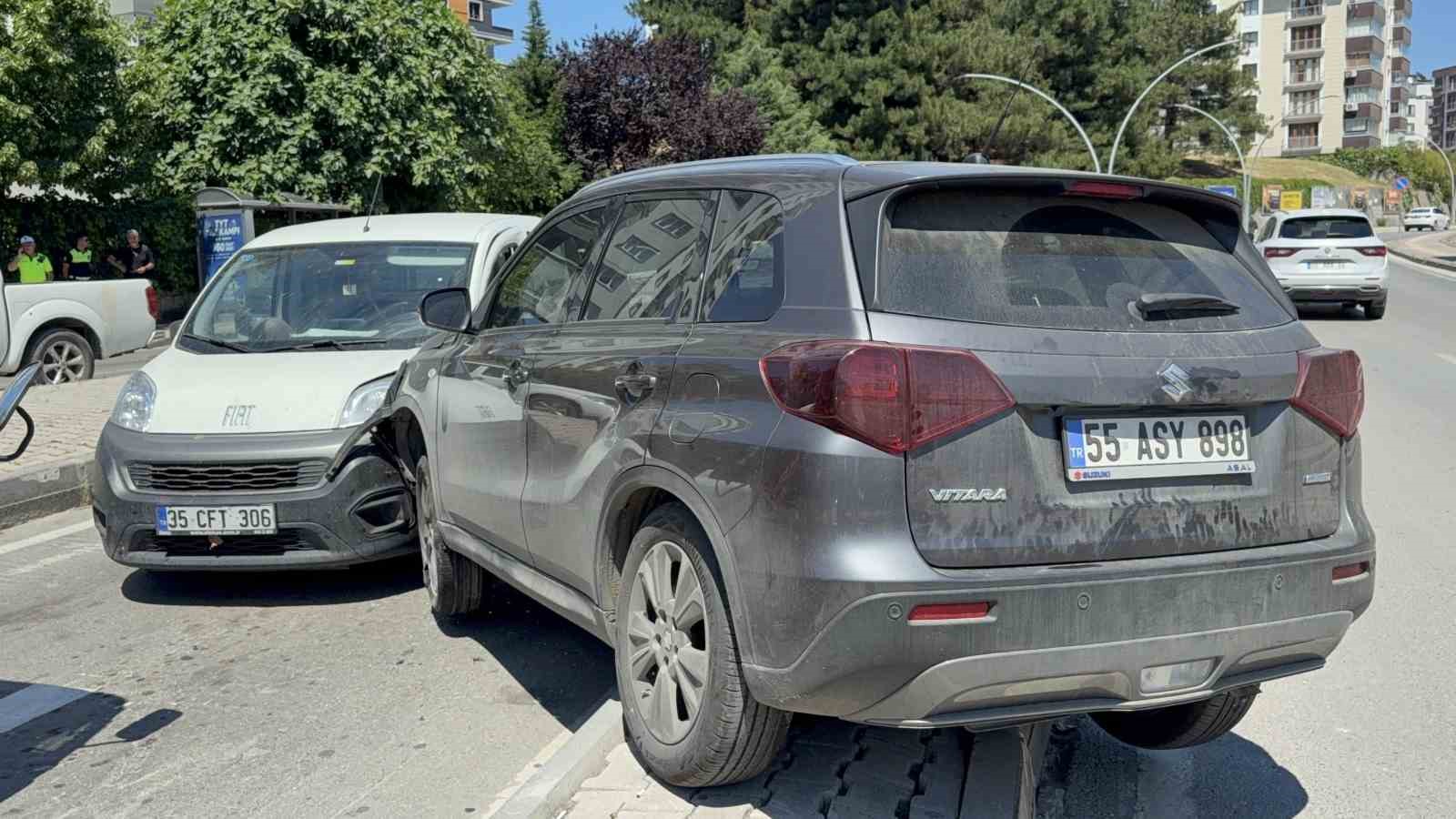 SUV ile hafif ticari araç çarpıştı: Baba ve 2 yaşındaki oğlu yaralandı