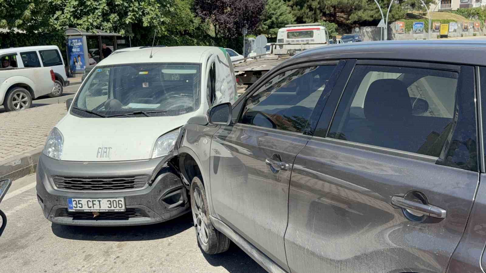 SUV ile hafif ticari araç çarpıştı: Baba ve 2 yaşındaki oğlu yaralandı