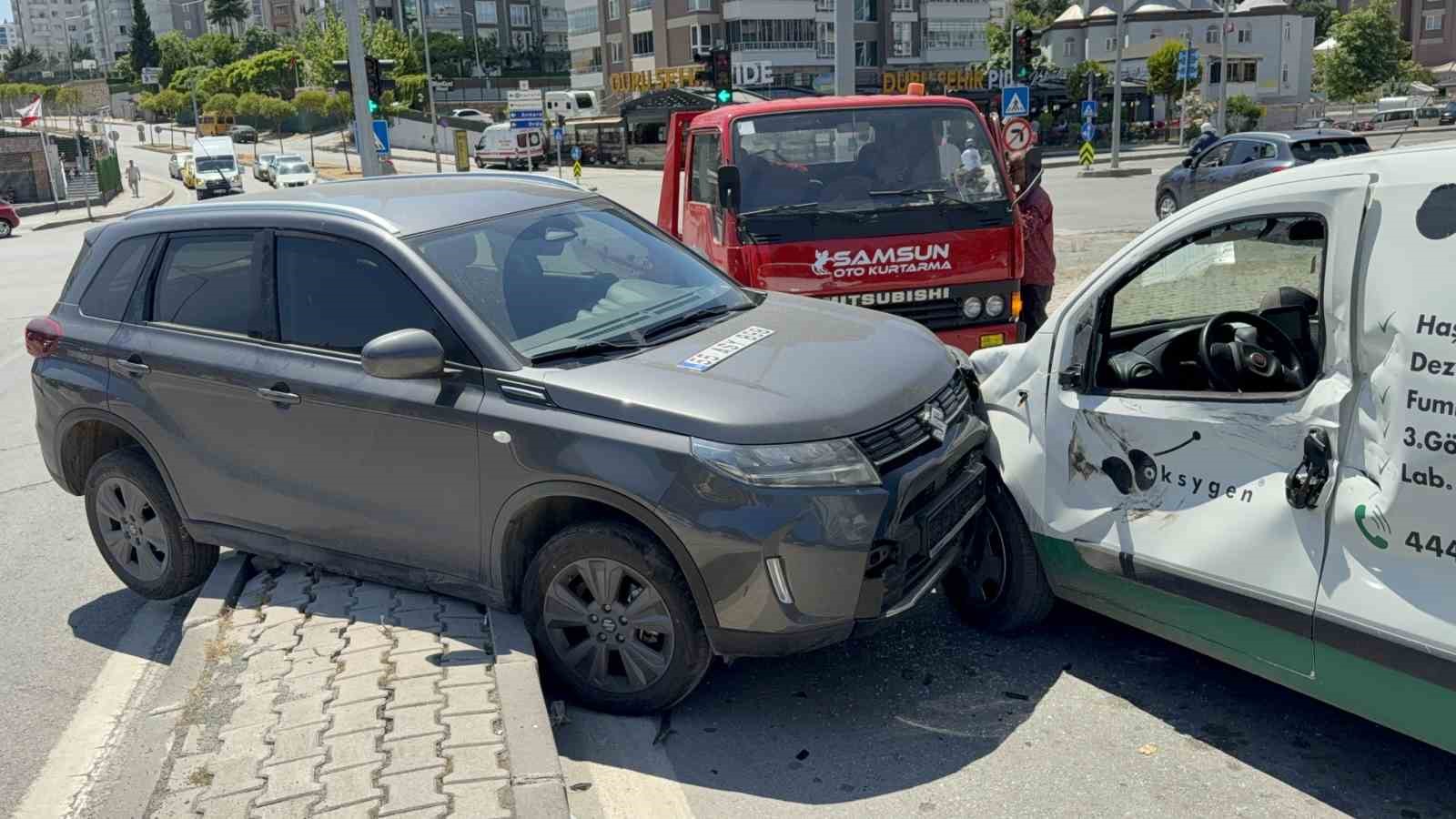 SUV ile hafif ticari araç çarpıştı: Baba ve 2 yaşındaki oğlu yaralandı