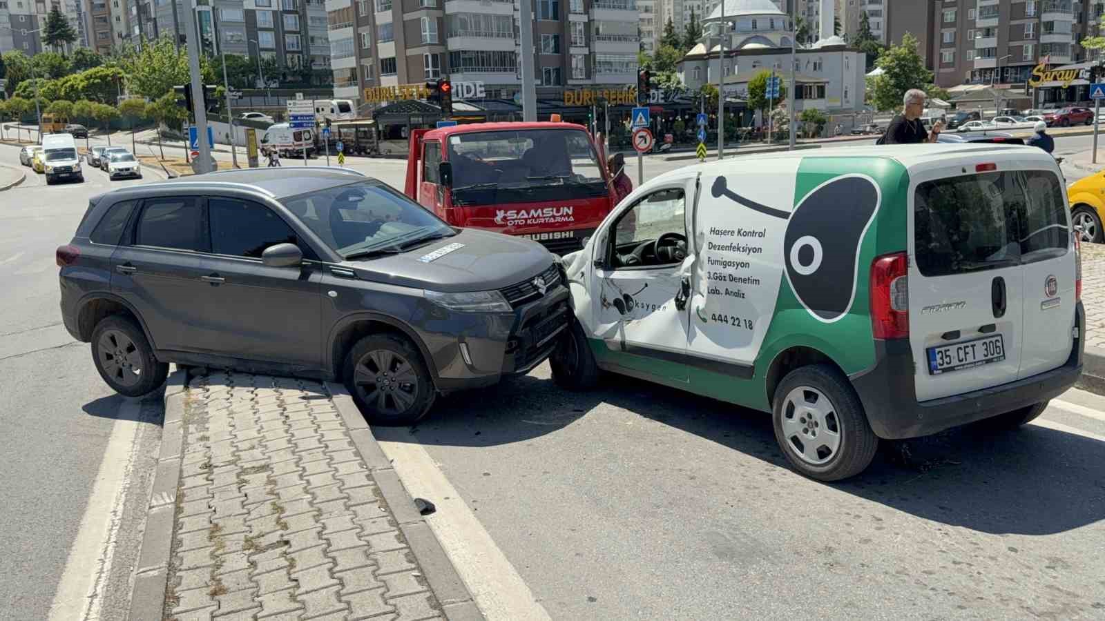 SUV ile hafif ticari araç çarpıştı: Baba ve 2 yaşındaki oğlu yaralandı