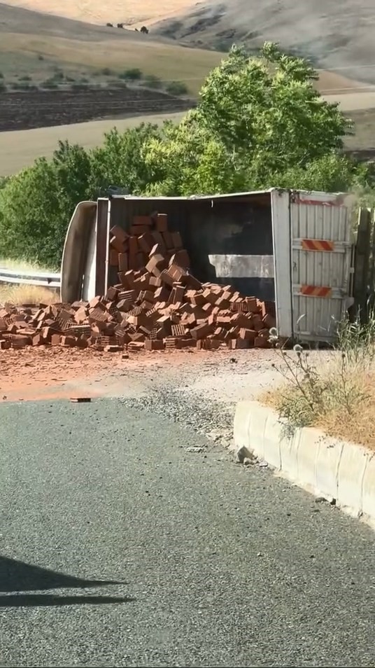 Elazığ’da tuğla yüklü kamyon devrildi: 1 yaralı