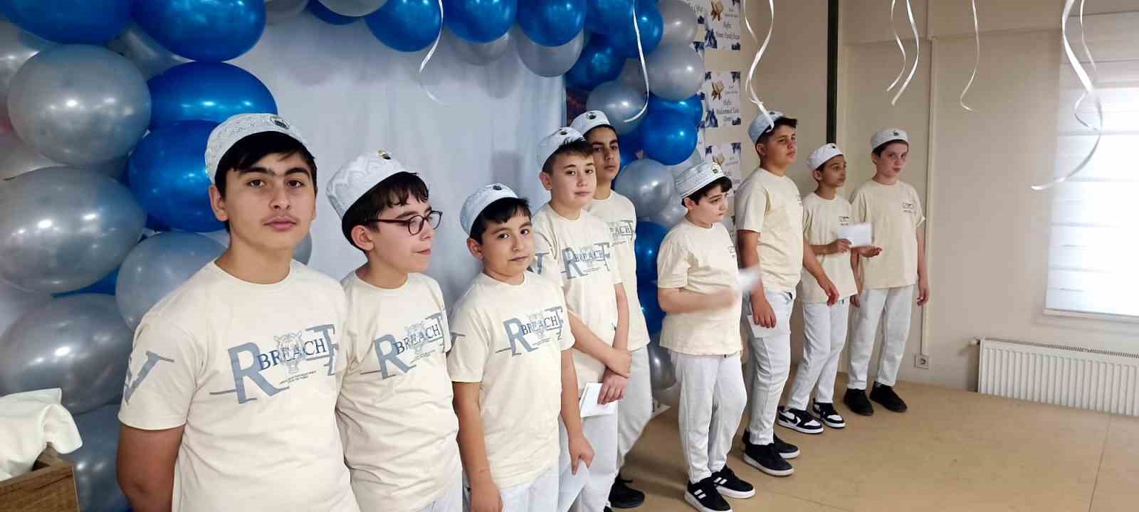 Eğitimlerini tamamlayan hafızlar gül yaprakları ve suyuyla ıslatıldı