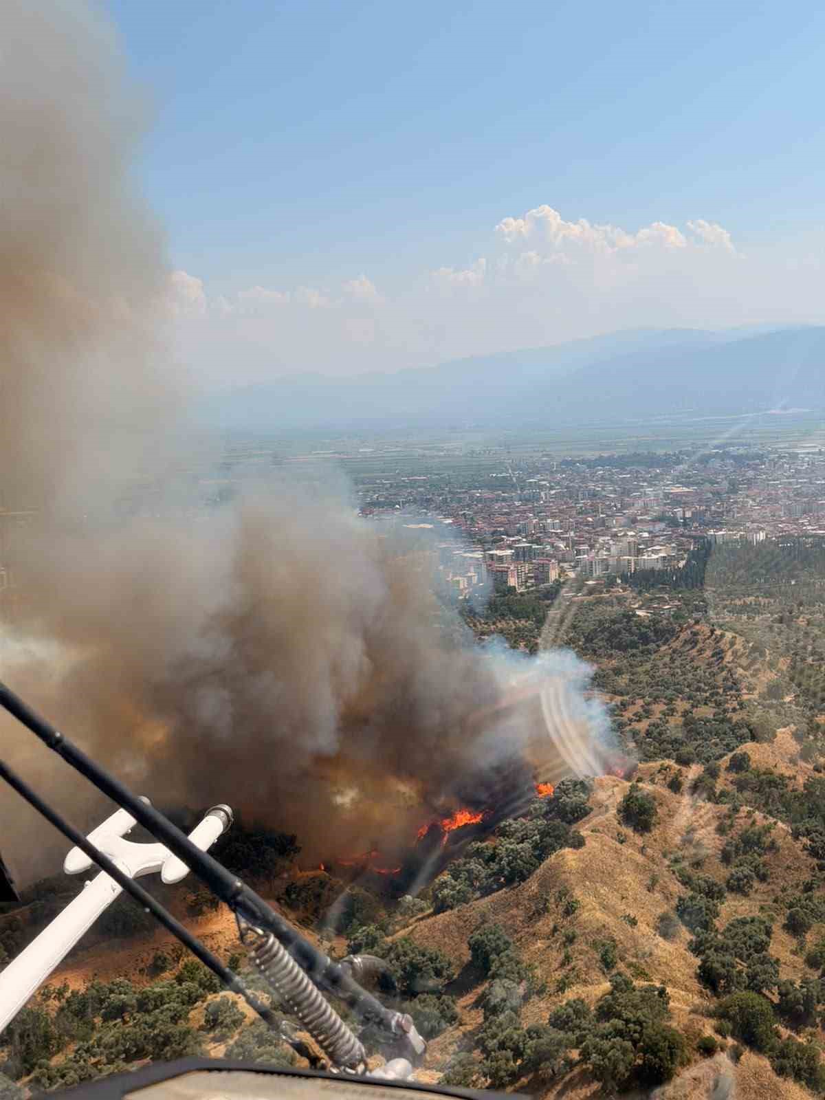 Nazilli’deki yangına 4 helikopterle müdahale ediliyor