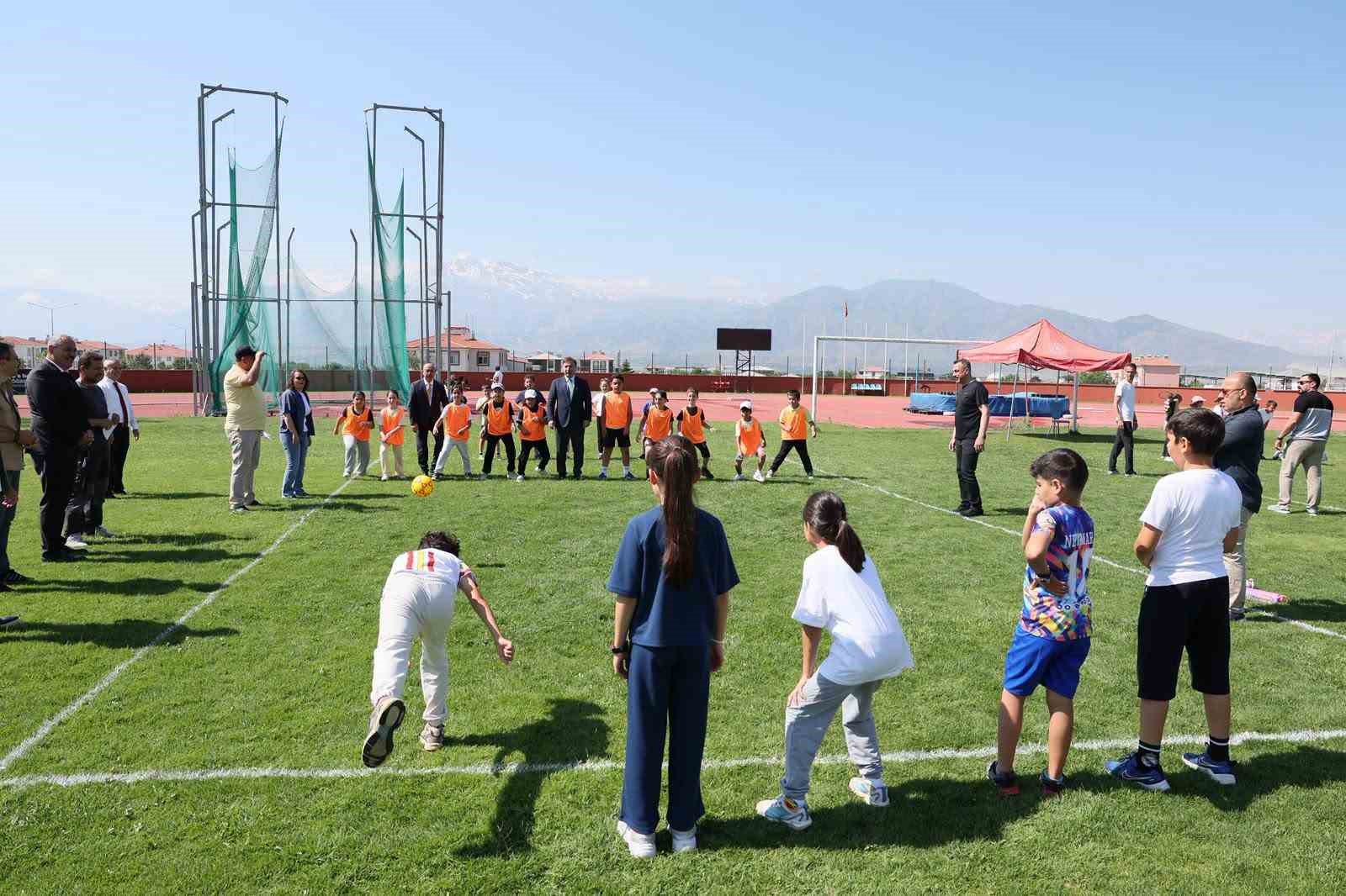 Erzincan’da bin öğrenci geleneksel oyunlar şenliğinde buluştu