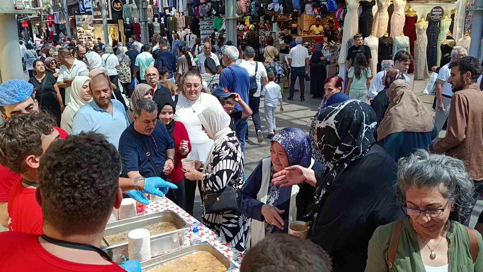 Bursa’da 30 yıllık gelenek...Tuzpazarı esnafı 5 bin kişiye aşure ikram etti