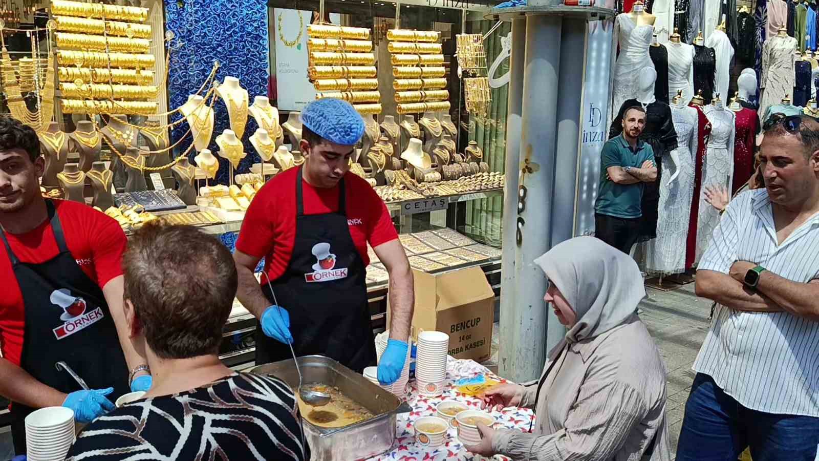 Bursa’da 30 yıllık gelenek...Tuzpazarı esnafı 5 bin kişiye aşure ikram etti