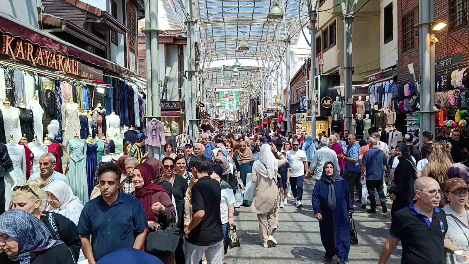 Bursa’da 30 yıllık gelenek...Tuzpazarı esnafı 5 bin kişiye aşure ikram etti