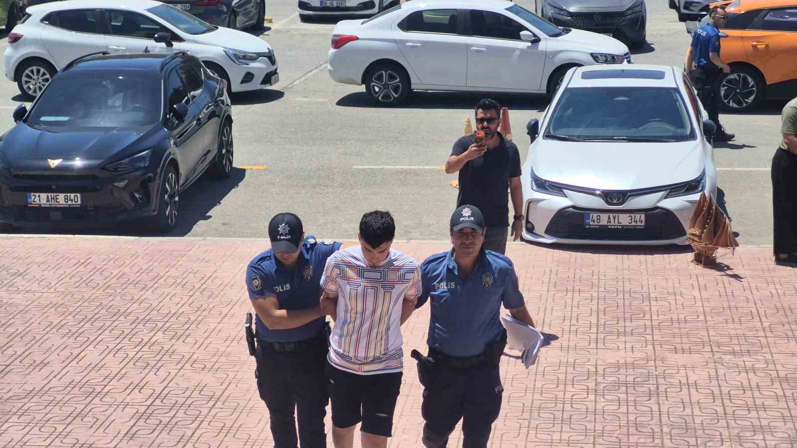Uygulamadan kaçarken polisi ve motosikletliyi yaraladı