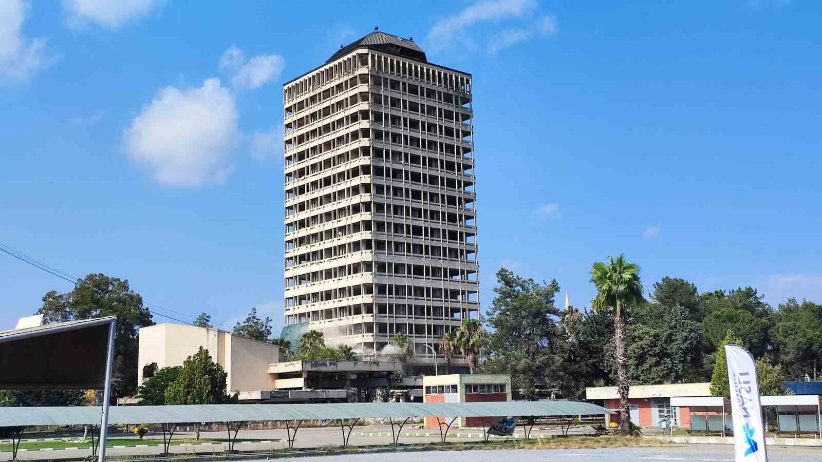 Adana’da depremde hasar gören 16 katlı Çukobirlik binası dinamitle yıkıldı