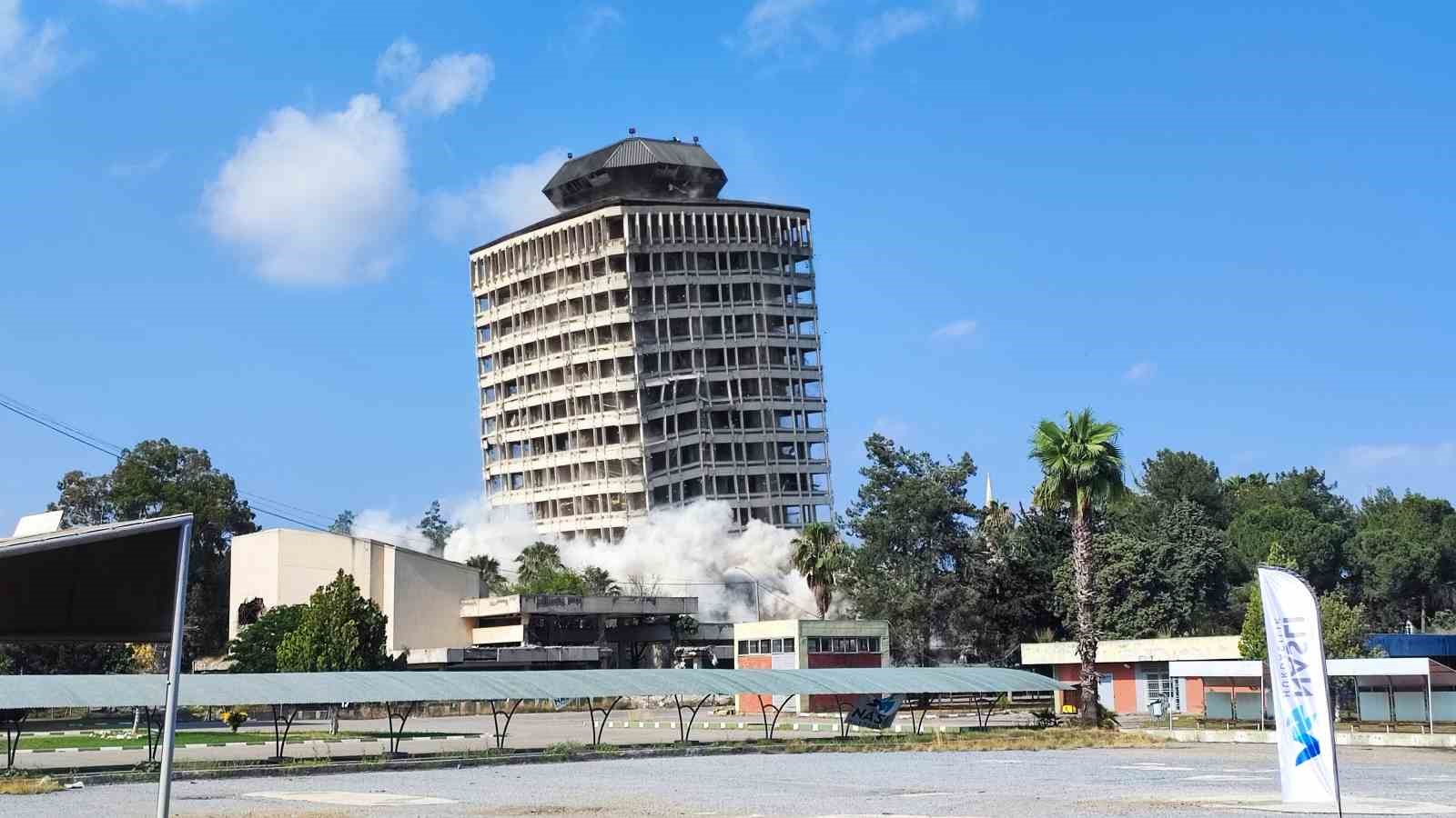 Adana’da depremde hasar gören 16 katlı Çukobirlik binası dinamitle yıkıldı