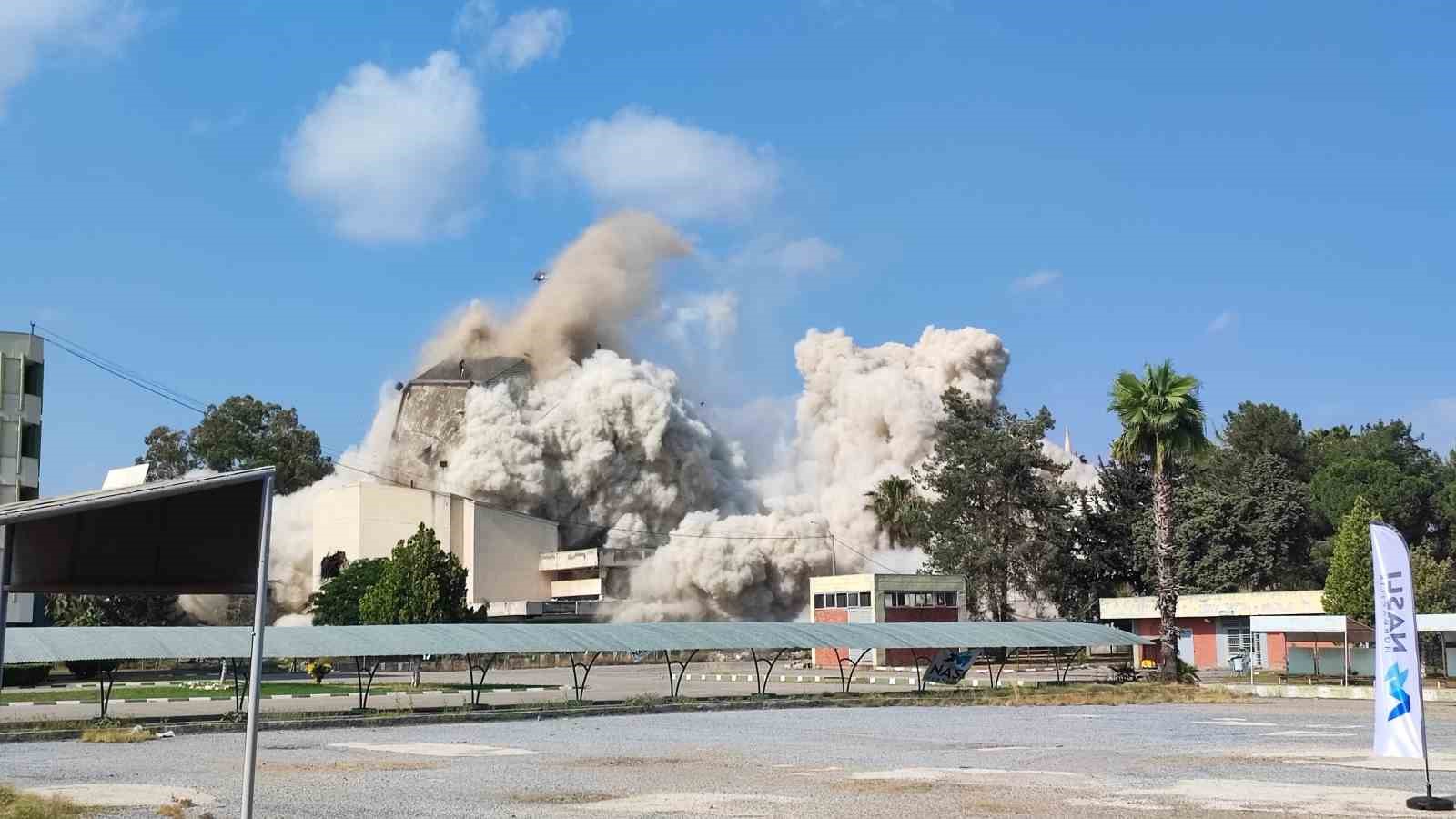 Adana’da depremde hasar gören 16 katlı Çukobirlik binası dinamitle yıkıldı