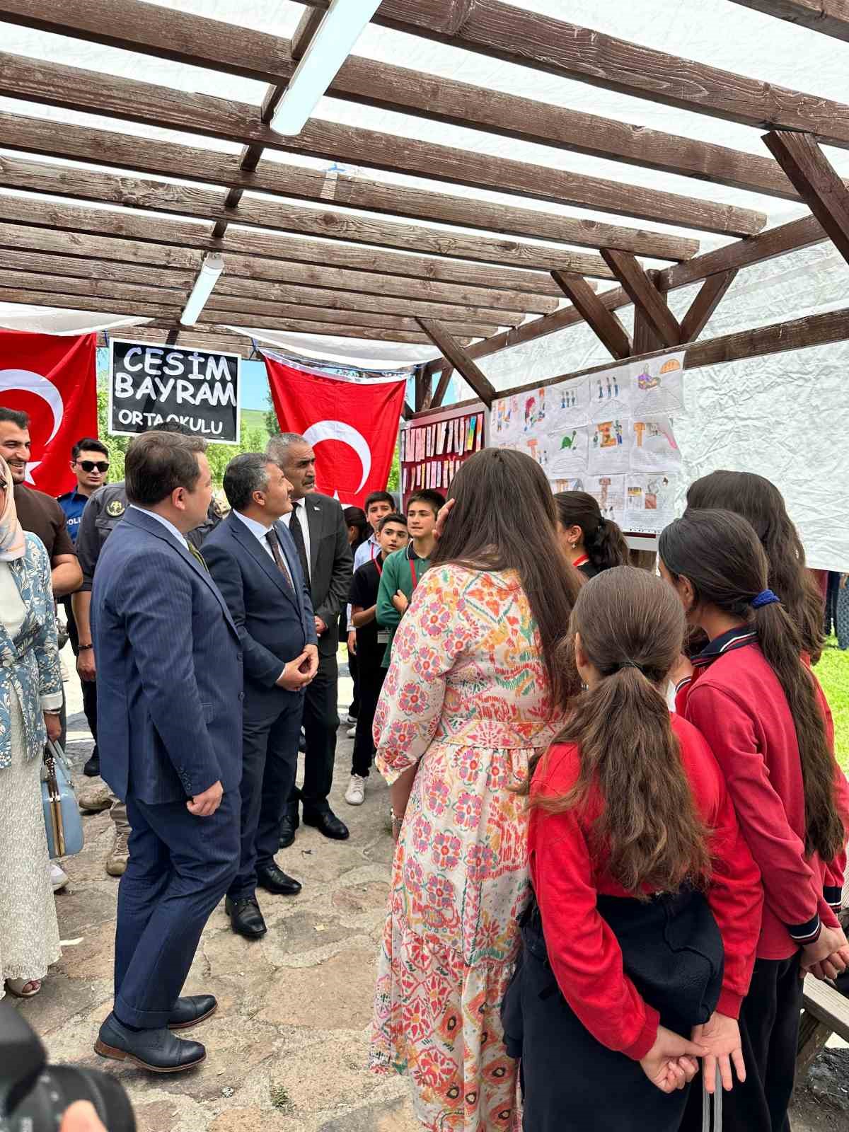Eleşkirt’te öğrenciler okudukları kitapları sanatla anlattı