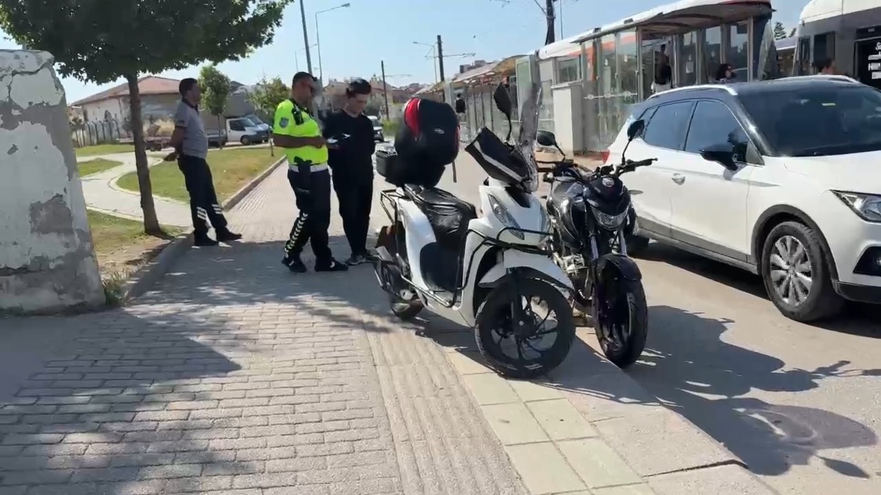 Eskişehir’de yaya geçidinde motosikletler çarpıştı