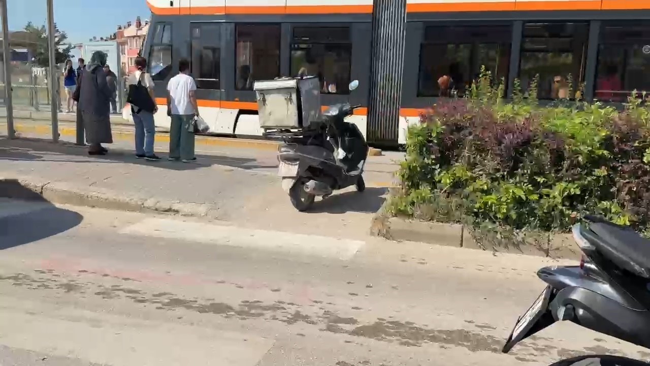 Eskişehir’de yaya geçidinde motosikletler çarpıştı