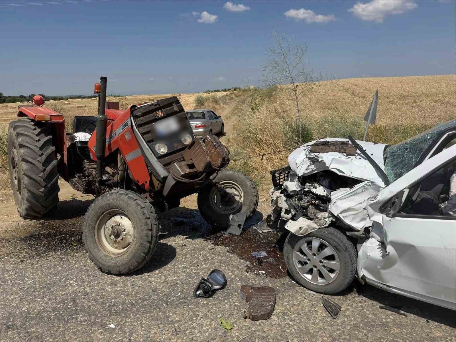 Edirne’de traktör ile otomobil çarpıştı: 2 yaralı